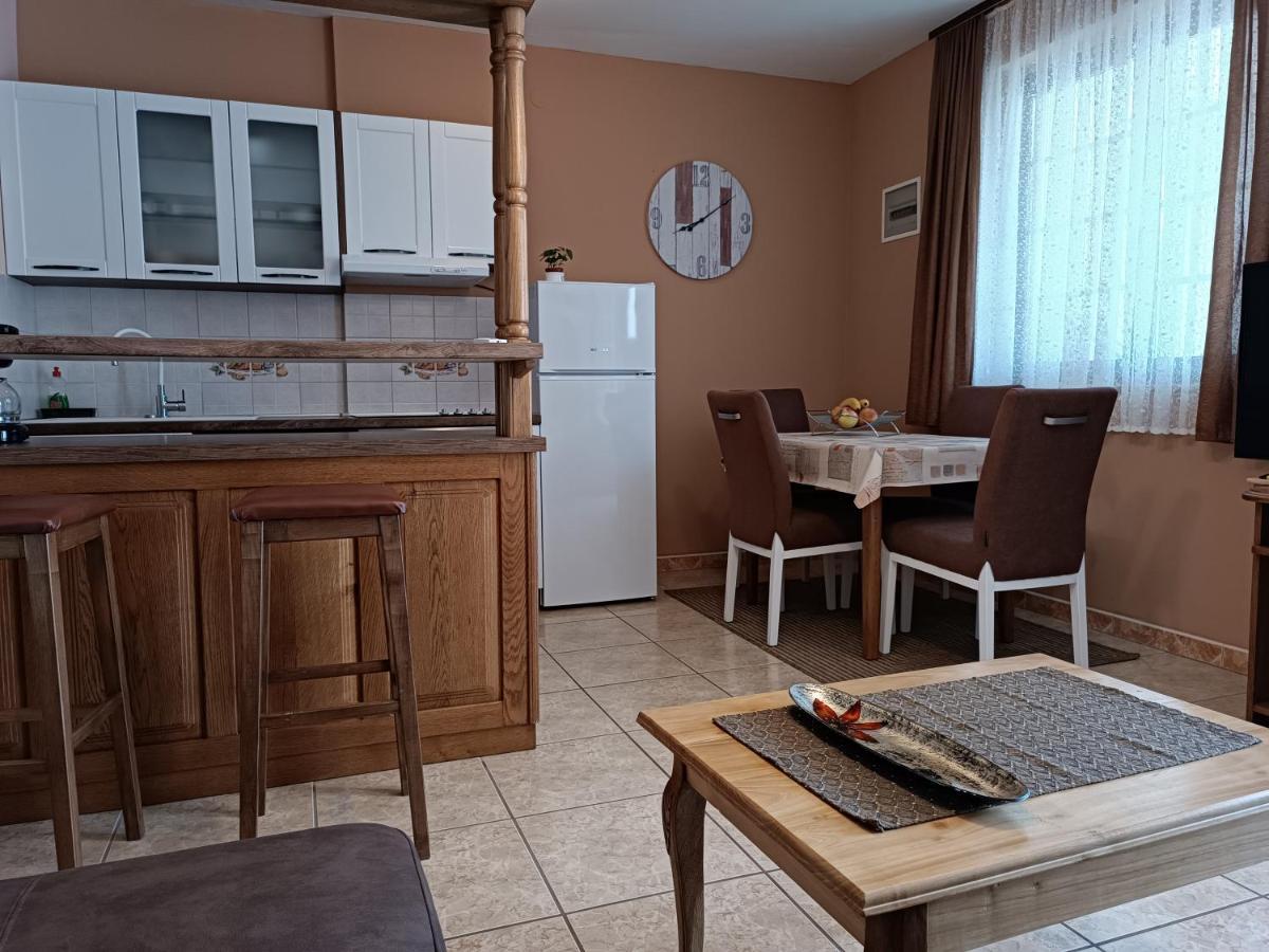 Apartments Ivicek Πόρετς Εξωτερικό φωτογραφία