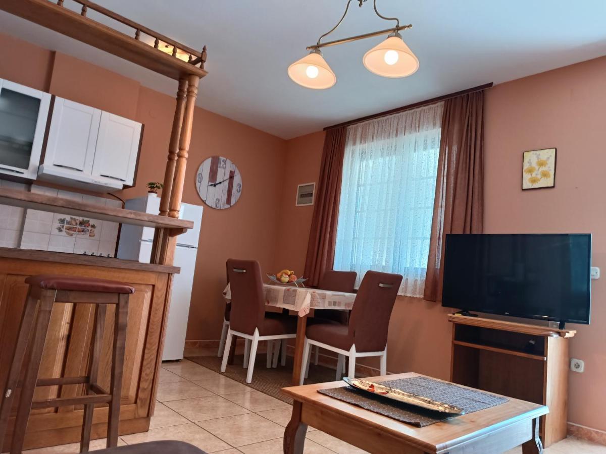 Apartments Ivicek Πόρετς Εξωτερικό φωτογραφία