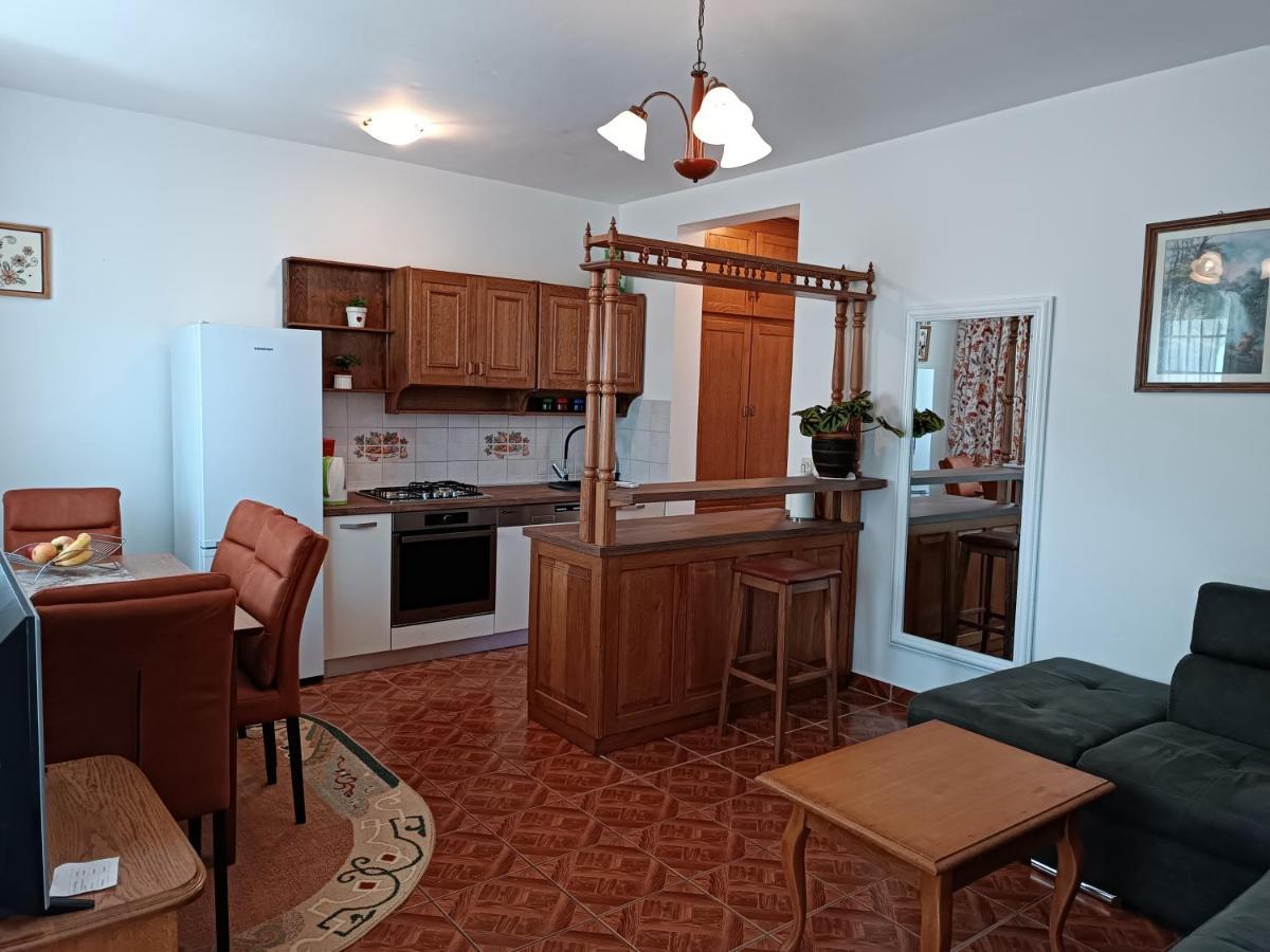 Apartments Ivicek Πόρετς Εξωτερικό φωτογραφία